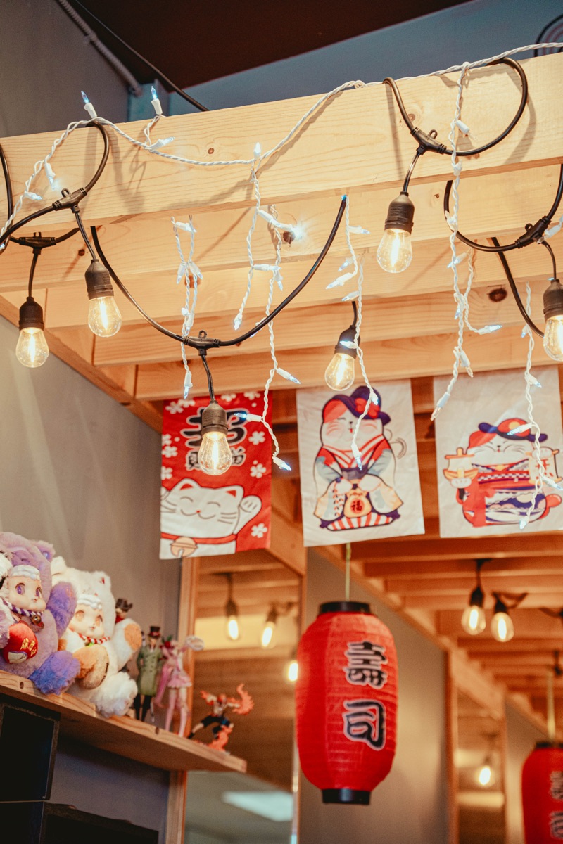 Lucky-cat lanterns above the dining room